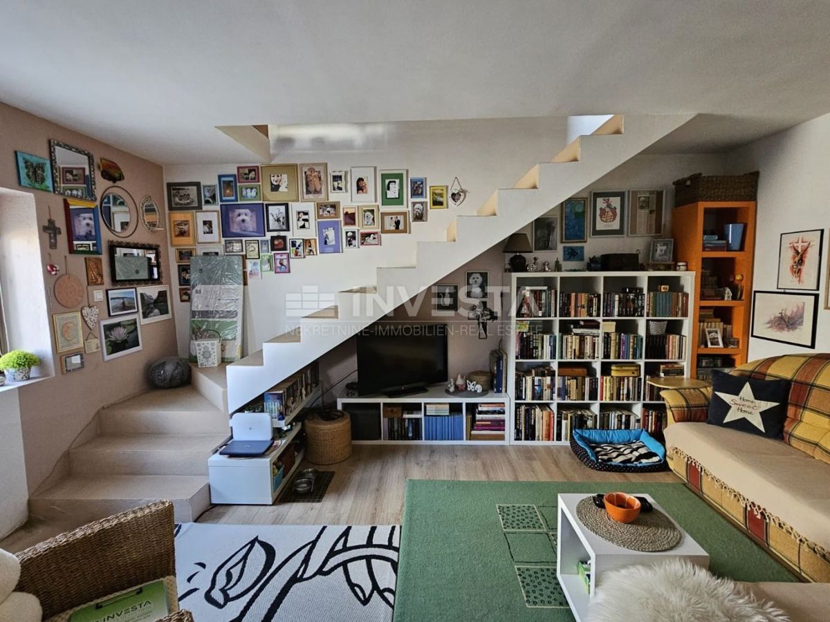 Dintorni di Pola, casa in pietra ristrutturata in fila