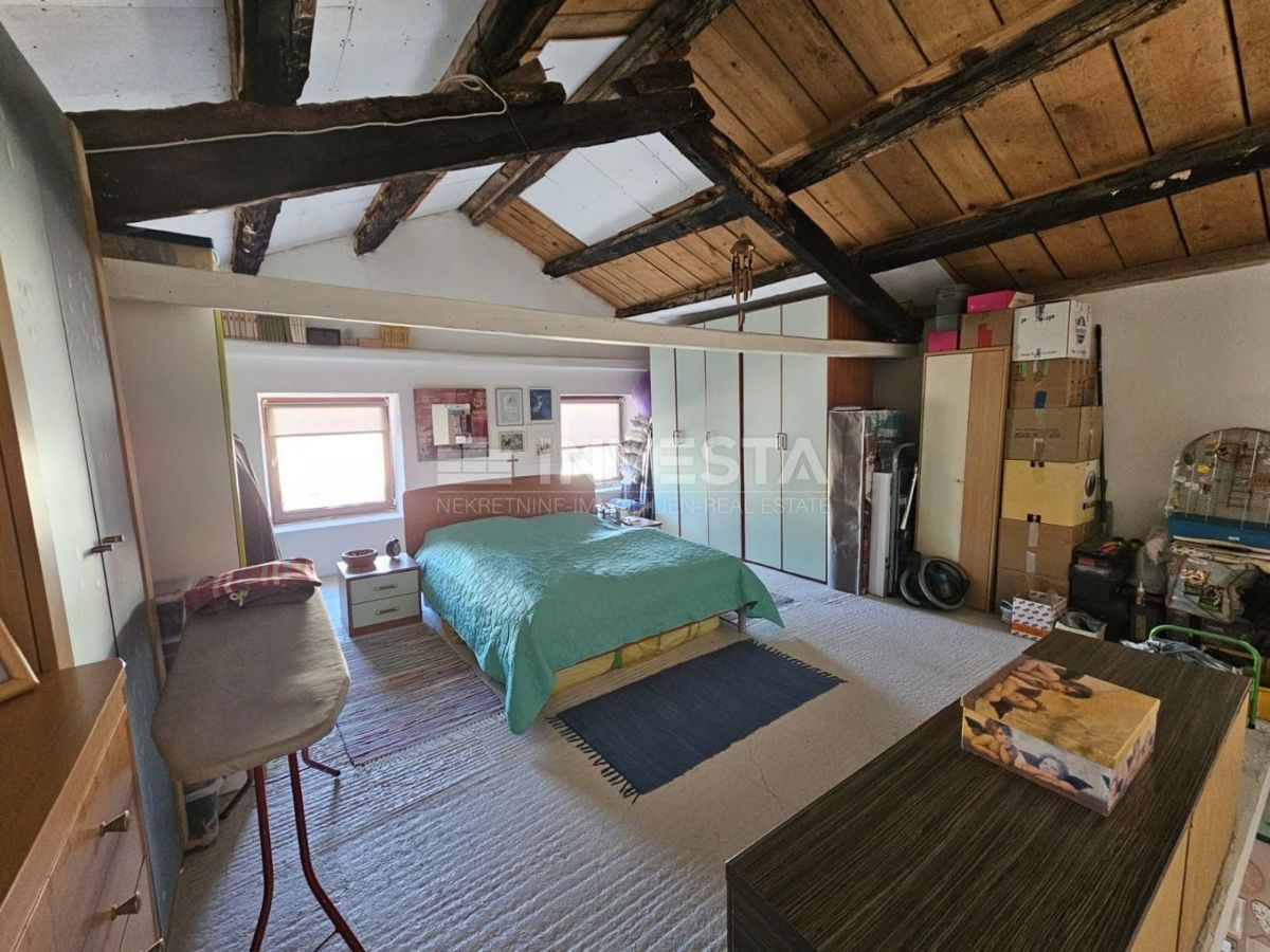 Dintorni di Pola, casa in pietra ristrutturata in fila
