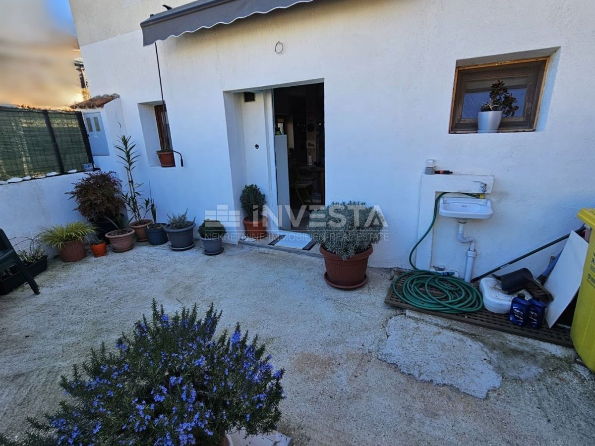 Dintorni di Pola, casa in pietra ristrutturata in fila