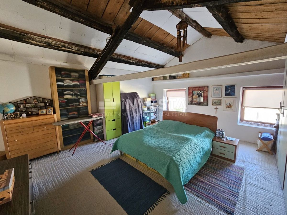Dintorni di Pola, casa in pietra ristrutturata in fila