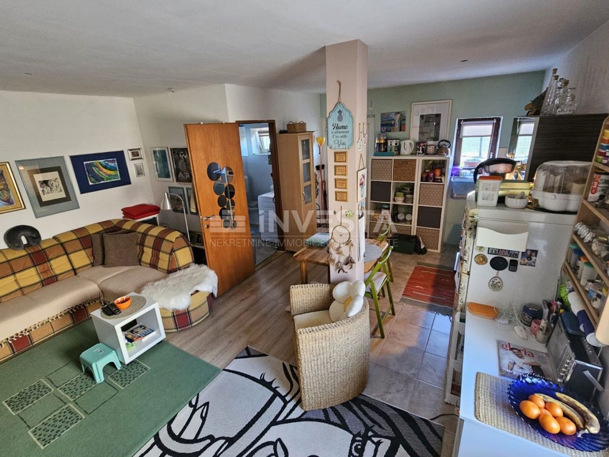 Dintorni di Pola, casa in pietra ristrutturata in fila