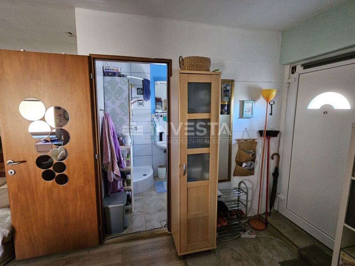 Dintorni di Pola, casa in pietra ristrutturata in fila