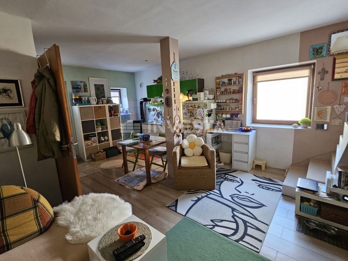 Dintorni di Pola, casa in pietra ristrutturata in fila