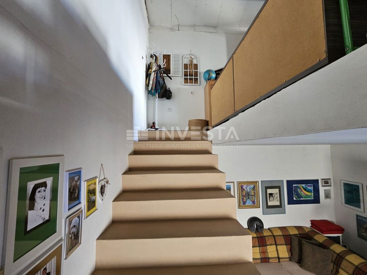 Dintorni di Pola, casa in pietra ristrutturata in fila