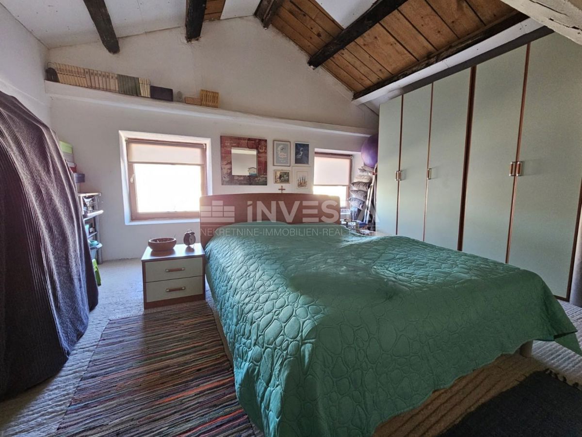Dintorni di Pola, casa in pietra ristrutturata in fila
