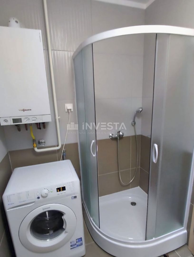 Pula, Appartamento di due locali al primo piano, riscaldamento centralizzato, parcheggio