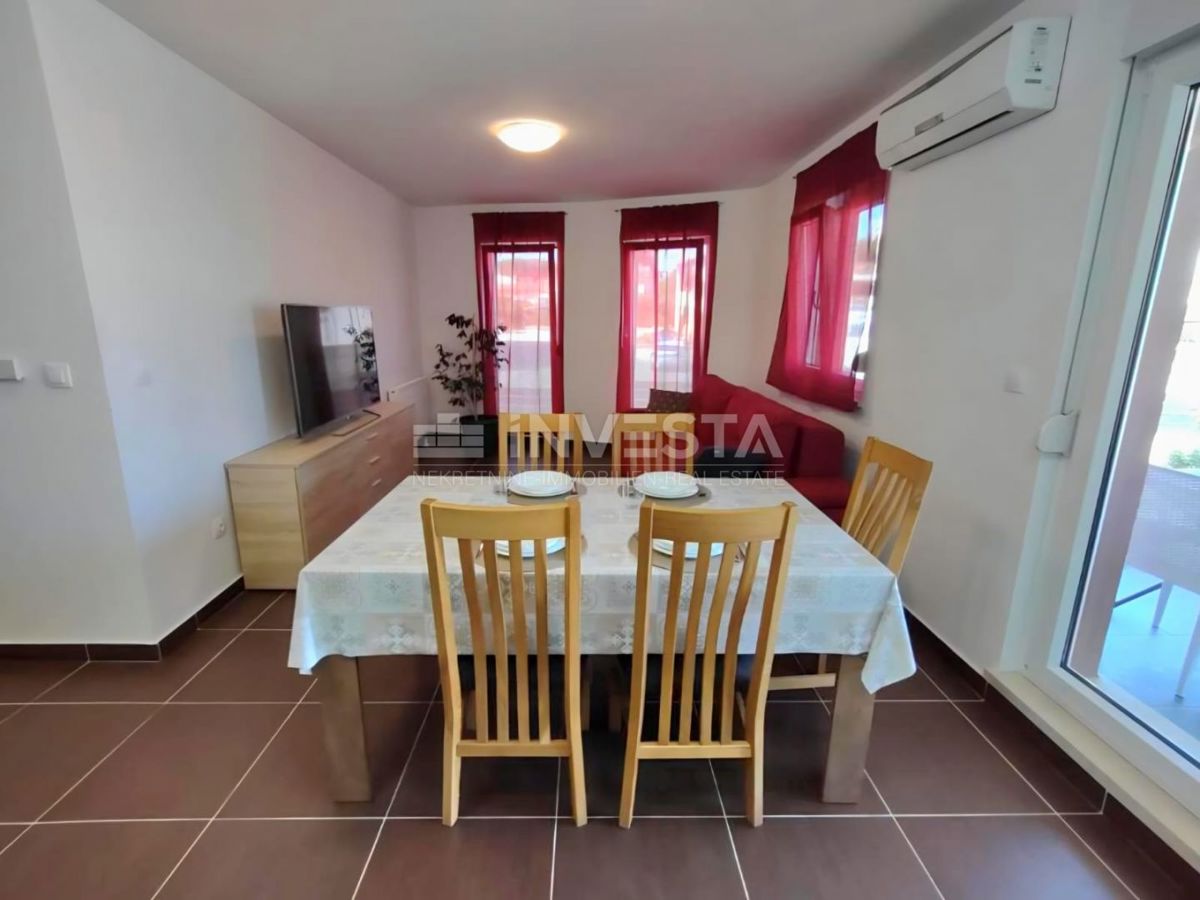 Pula, Appartamento di due locali al primo piano, riscaldamento centralizzato, parcheggio