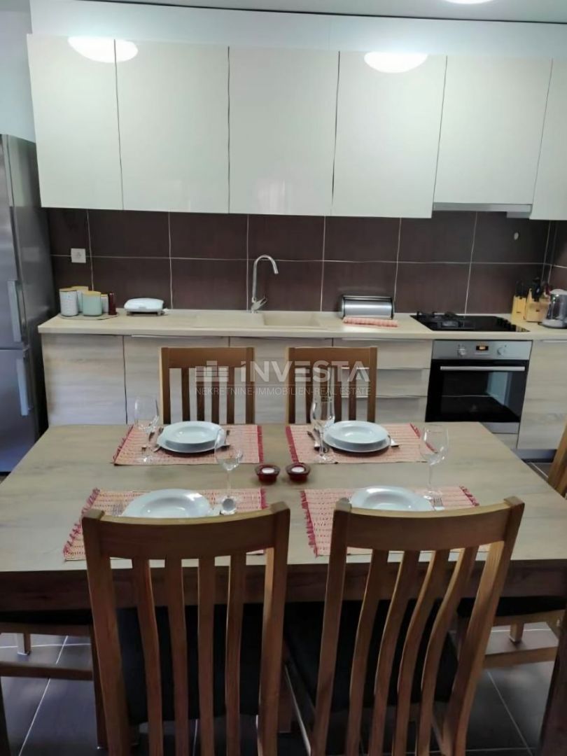 Pula, Appartamento di due locali al primo piano, riscaldamento centralizzato, parcheggio