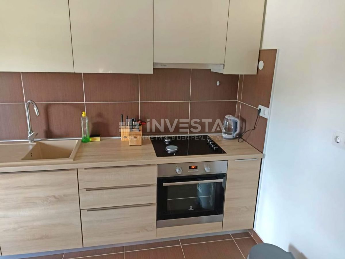 Pula, Appartamento di due locali al primo piano, riscaldamento centralizzato, parcheggio