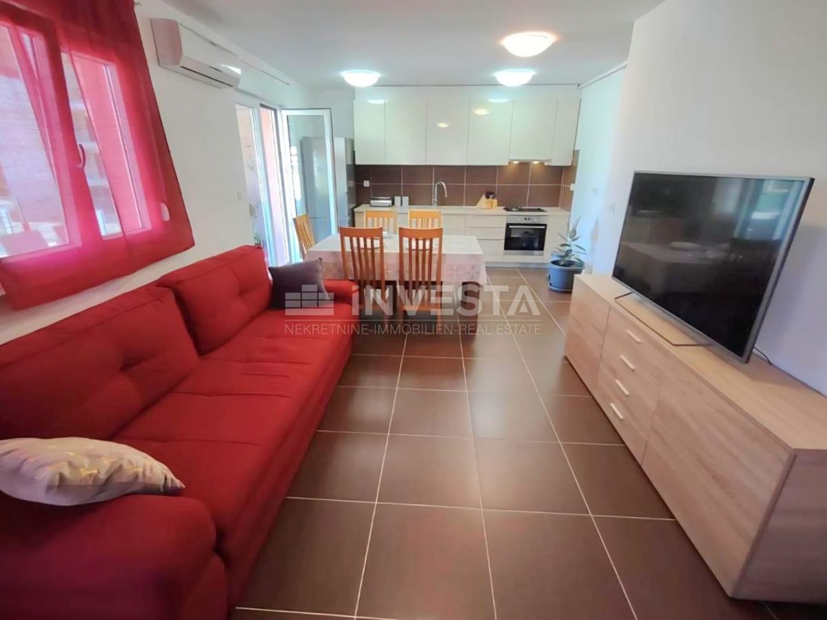 Pula, Appartamento di due locali al primo piano, riscaldamento centralizzato, parcheggio