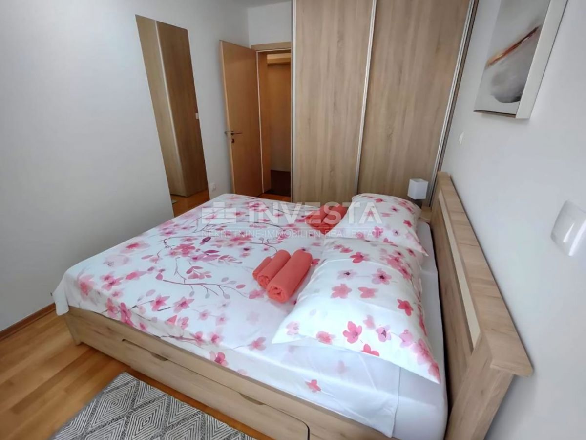 Pula, Appartamento di due locali al primo piano, riscaldamento centralizzato, parcheggio