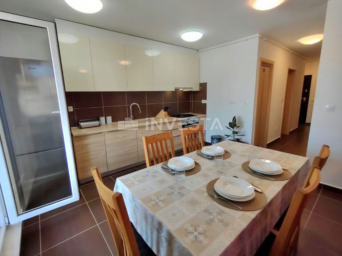 Pula, Appartamento di due locali al primo piano, riscaldamento centralizzato, parcheggio