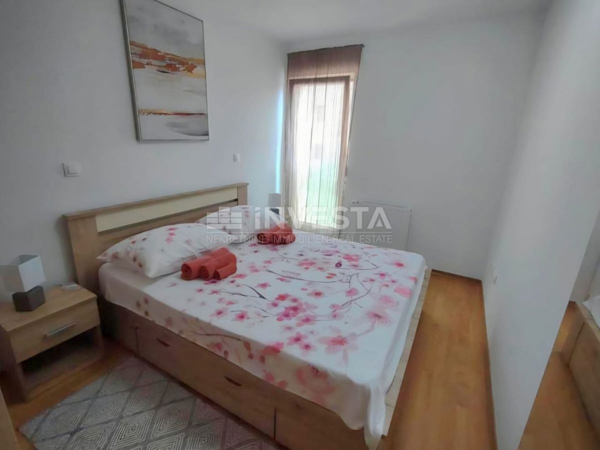 Pula, Appartamento di due locali al primo piano, riscaldamento centralizzato, parcheggio