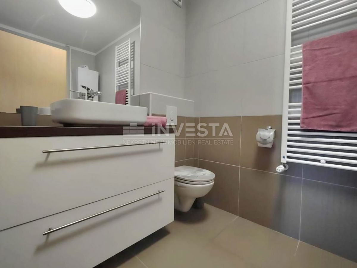 Pula, Appartamento di due locali al primo piano, riscaldamento centralizzato, parcheggio