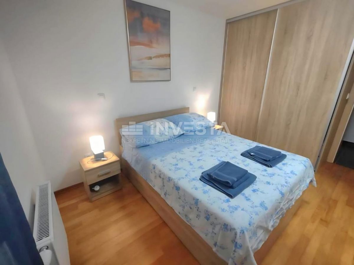 Pula, Appartamento di due locali al primo piano, riscaldamento centralizzato, parcheggio