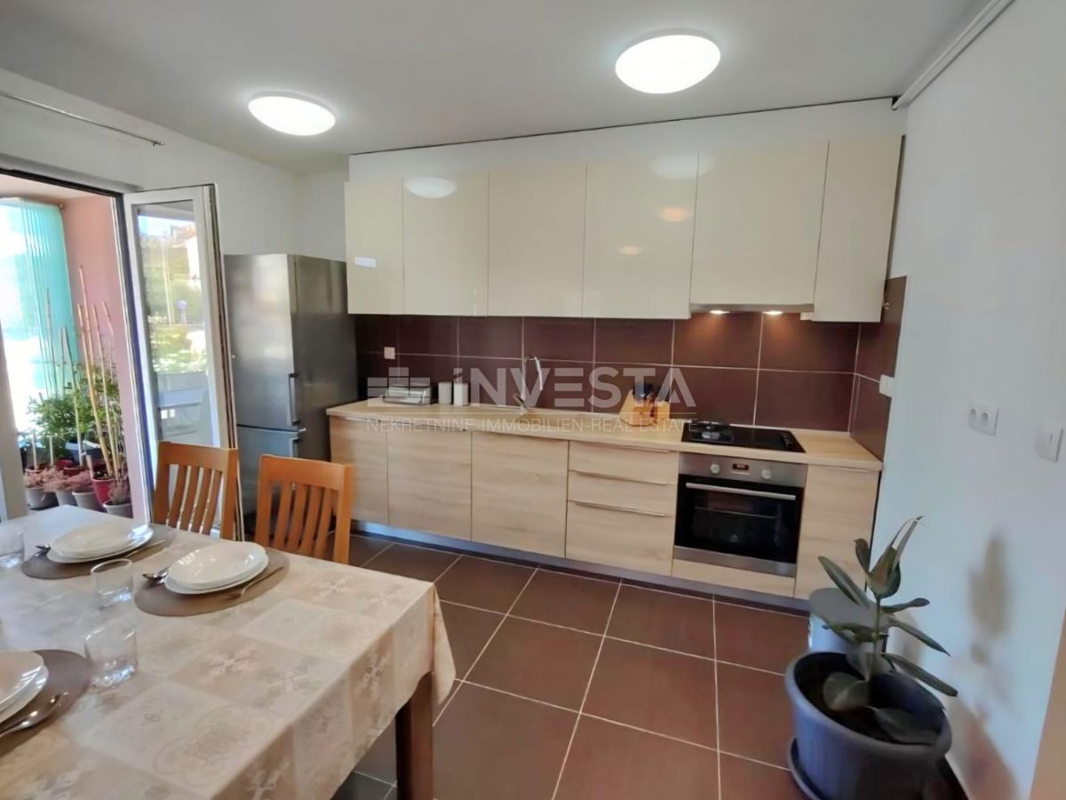 Pula, Appartamento di due locali al primo piano, riscaldamento centralizzato, parcheggio