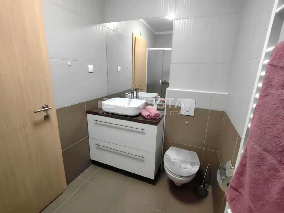 Pula, Appartamento di due locali al primo piano, riscaldamento centralizzato, parcheggio