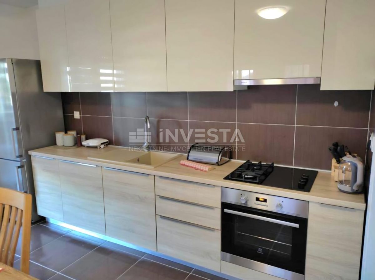 Pula, Appartamento di due locali al primo piano, riscaldamento centralizzato, parcheggio