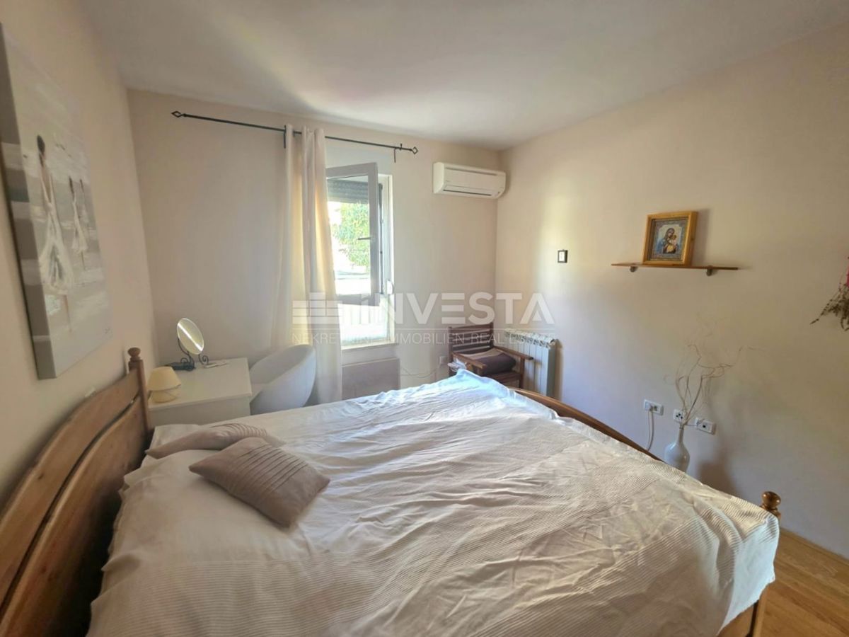 Appartamento al piano terra in un edificio più piccolo, vista mare, a 1 km dalla spiaggia