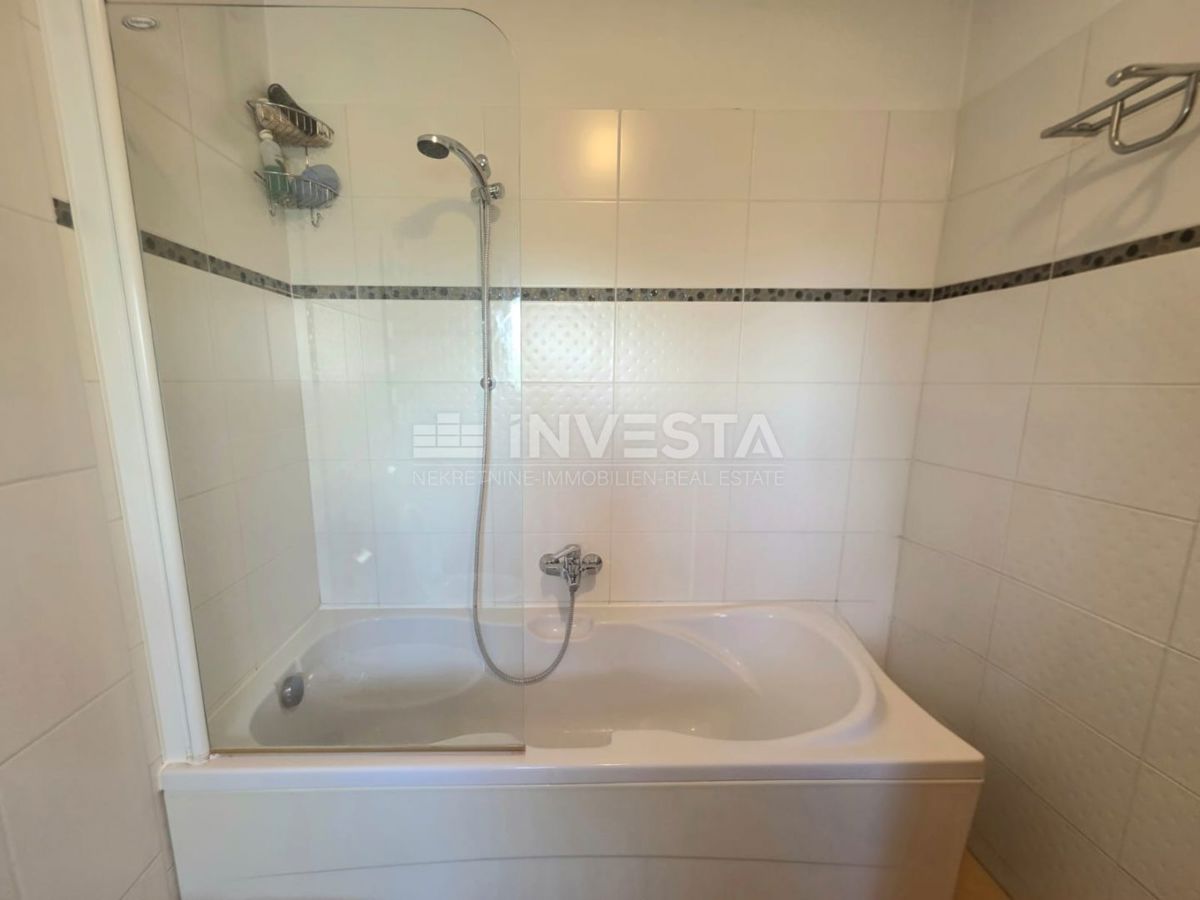 Appartamento al piano terra in un edificio più piccolo, vista mare, a 1 km dalla spiaggia