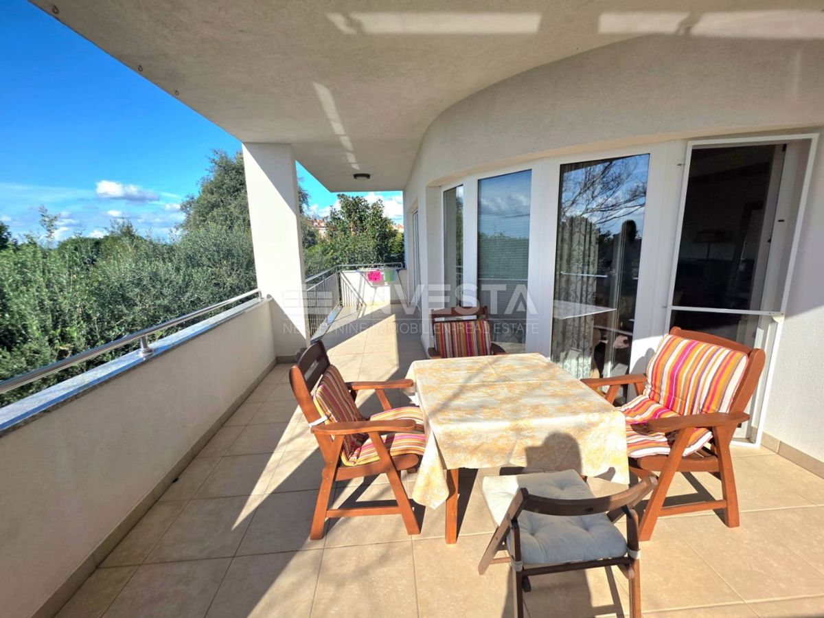 Appartamento al piano terra in un edificio più piccolo, vista mare, a 1 km dalla spiaggia