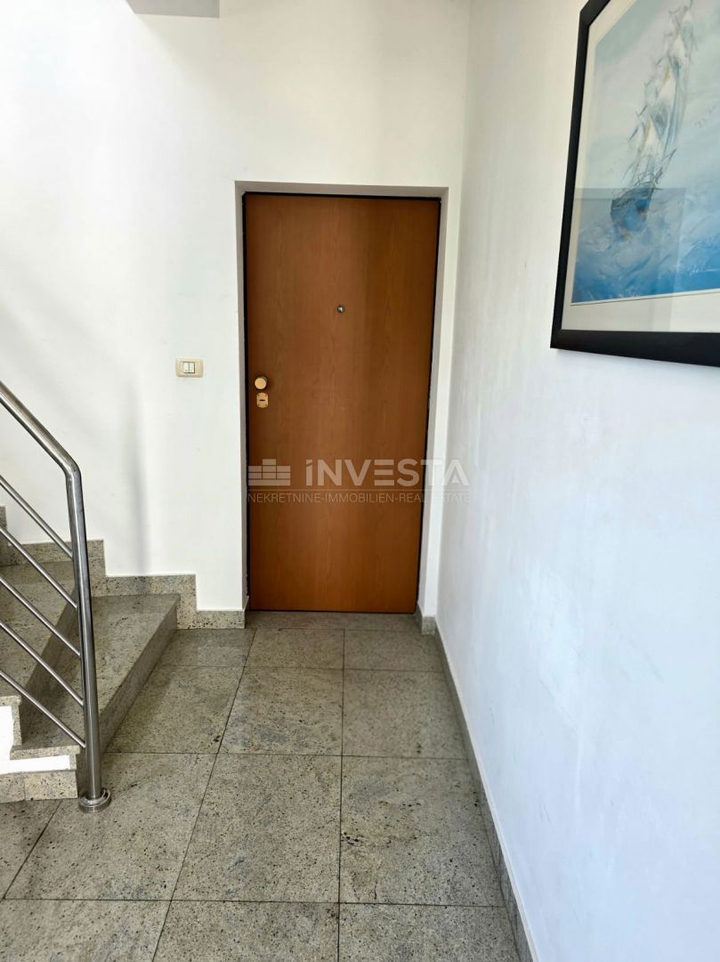 Appartamento al piano terra in un edificio più piccolo, vista mare, a 1 km dalla spiaggia