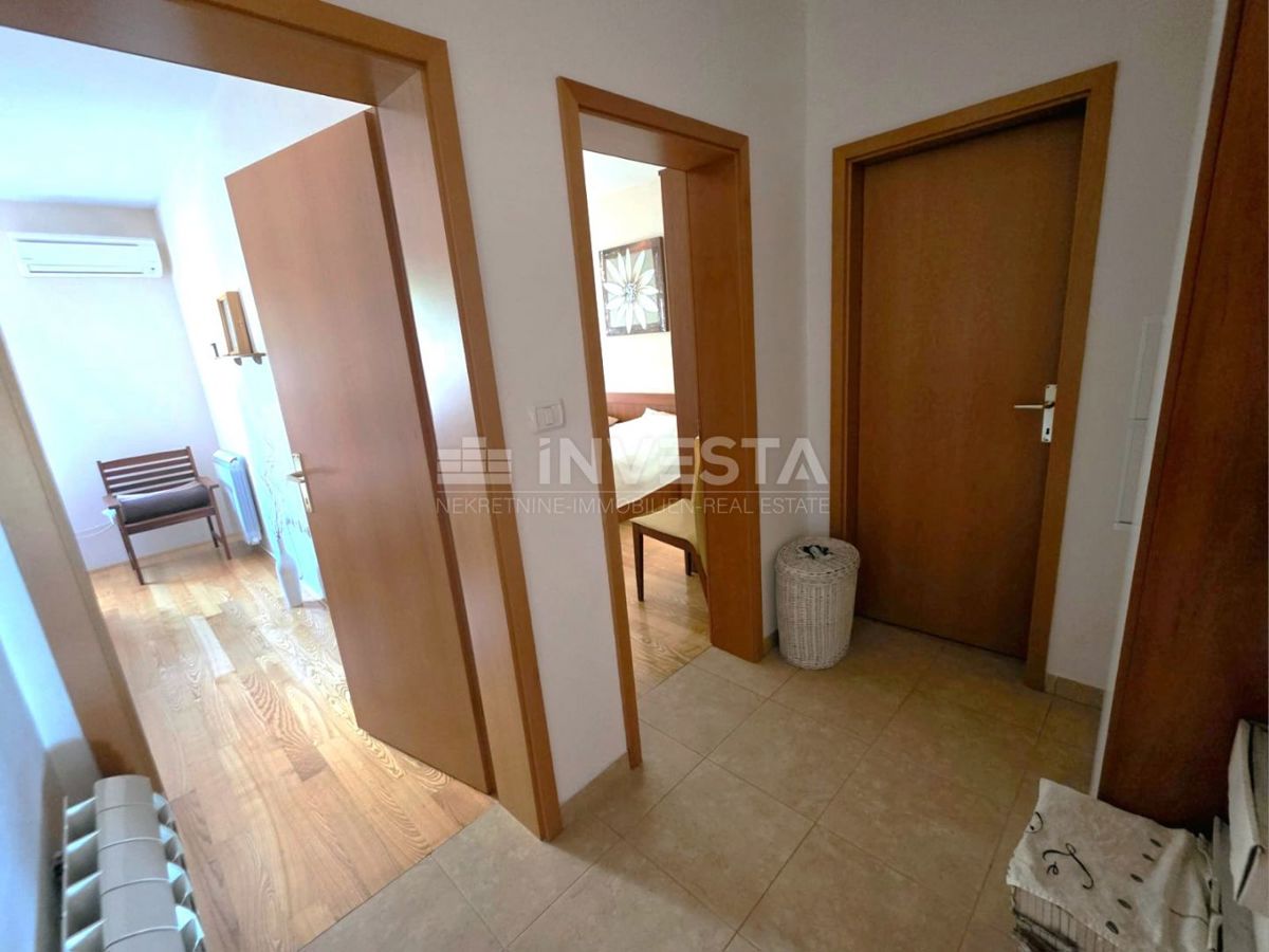 Appartamento al piano terra in un edificio più piccolo, vista mare, a 1 km dalla spiaggia