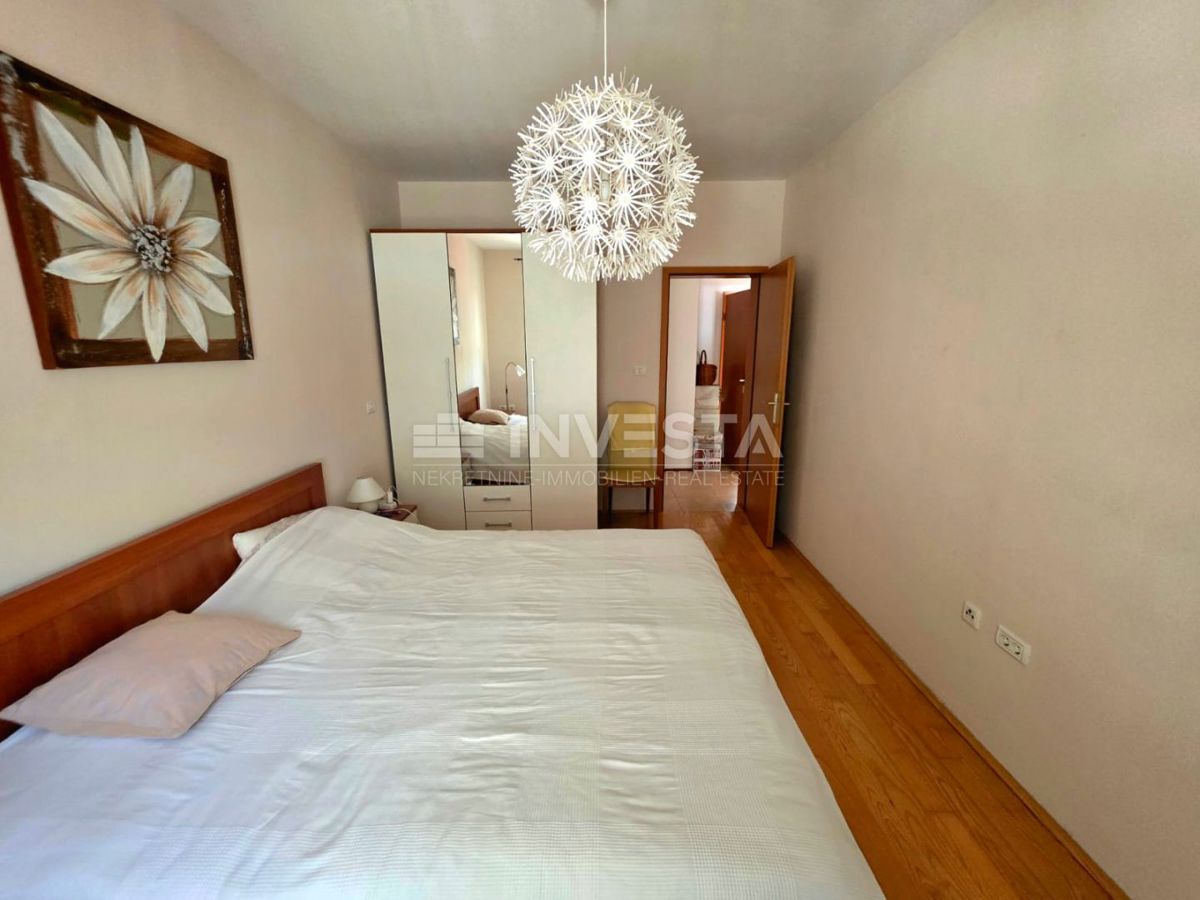 Appartamento al piano terra in un edificio più piccolo, vista mare, a 1 km dalla spiaggia