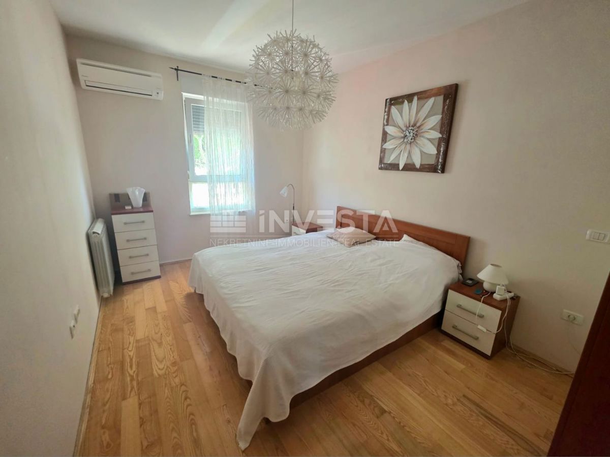 Appartamento al piano terra in un edificio più piccolo, vista mare, a 1 km dalla spiaggia