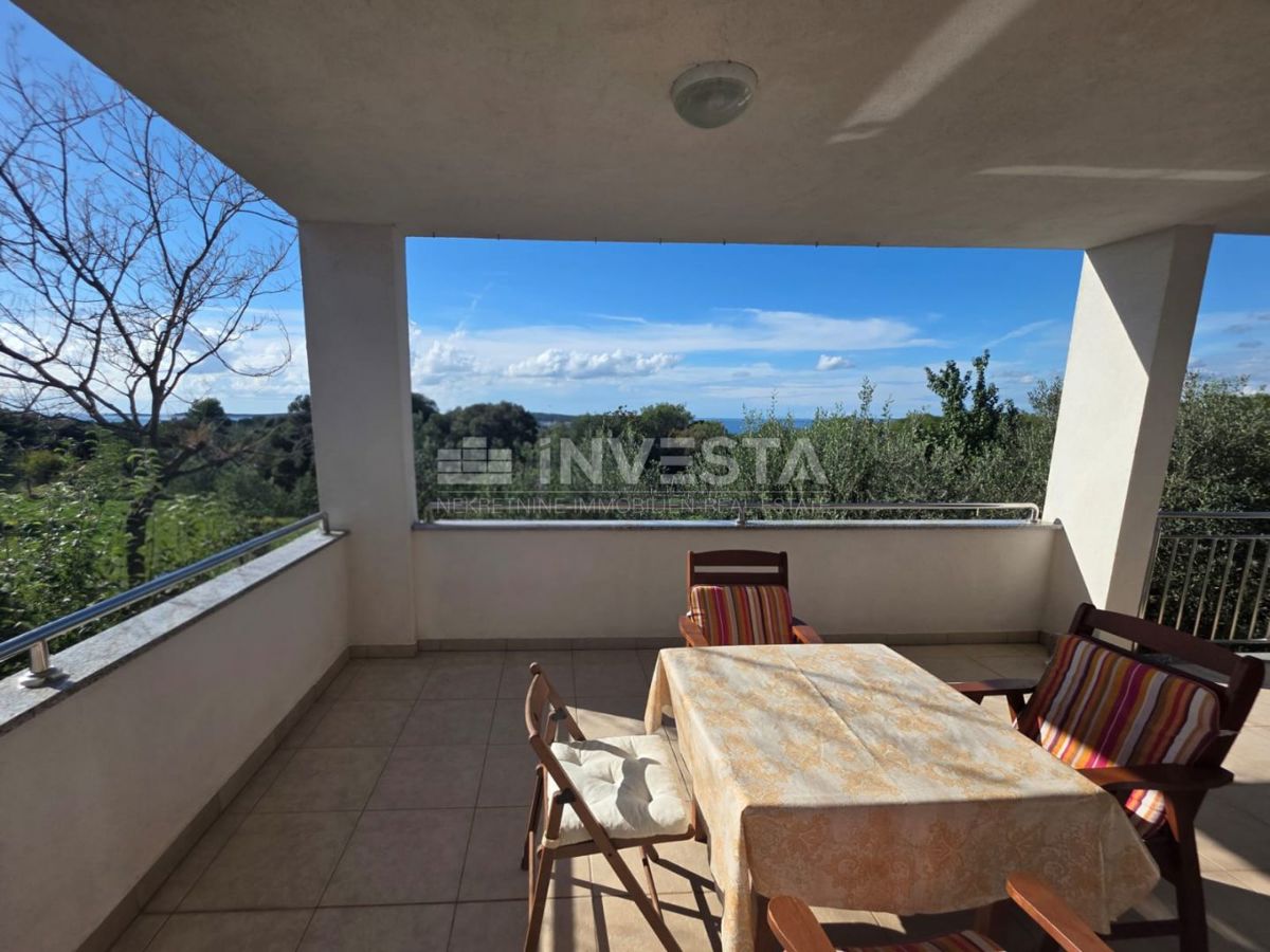 Appartamento al piano terra in un edificio più piccolo, vista mare, a 1 km dalla spiaggia