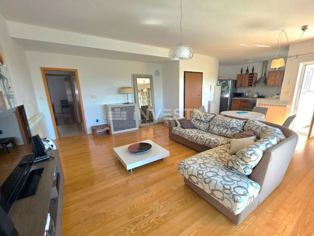 Appartamento al piano terra in un edificio più piccolo, vista mare, a 1 km dalla spiaggia