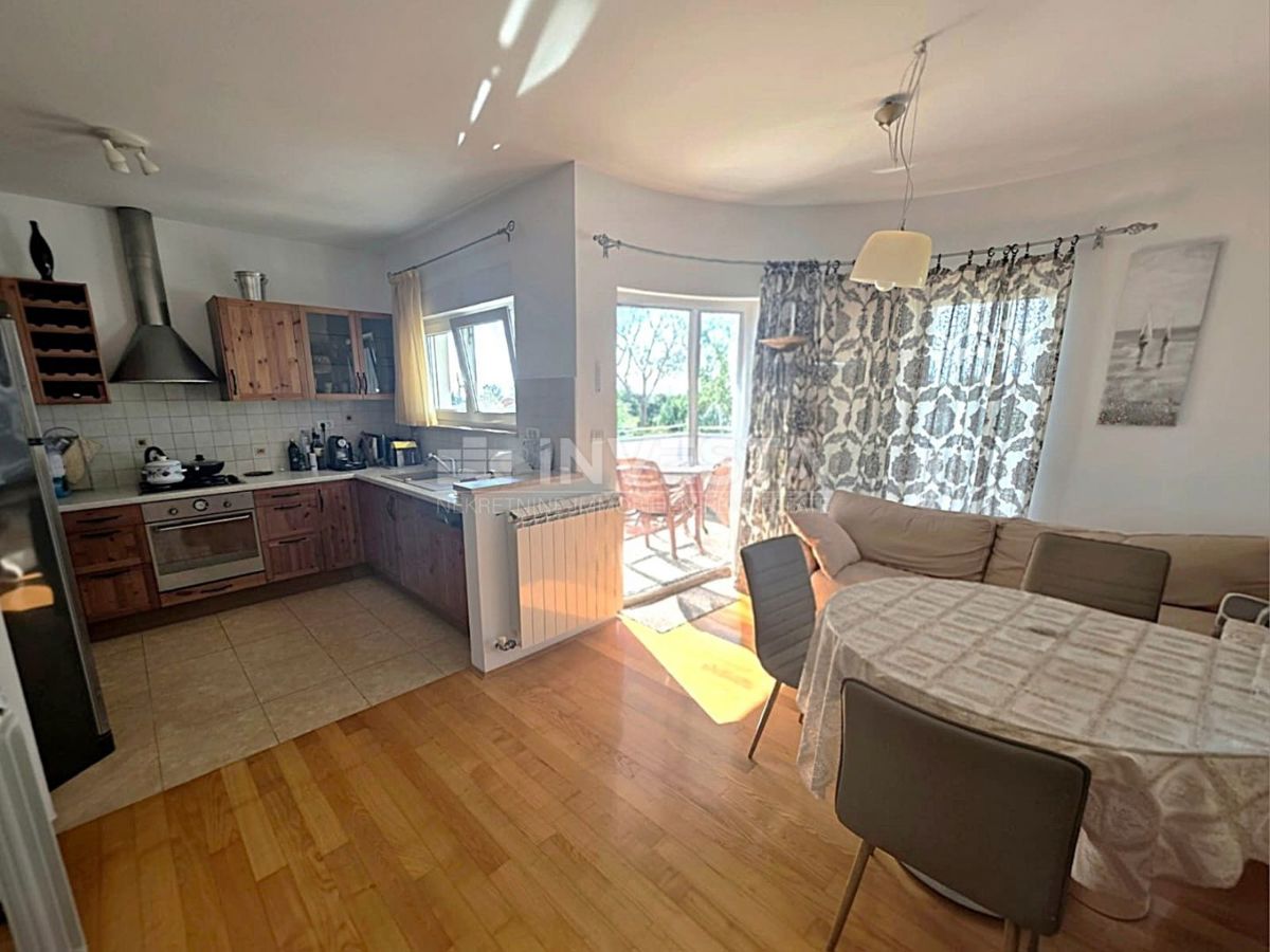 Appartamento al piano terra in un edificio più piccolo, vista mare, a 1 km dalla spiaggia