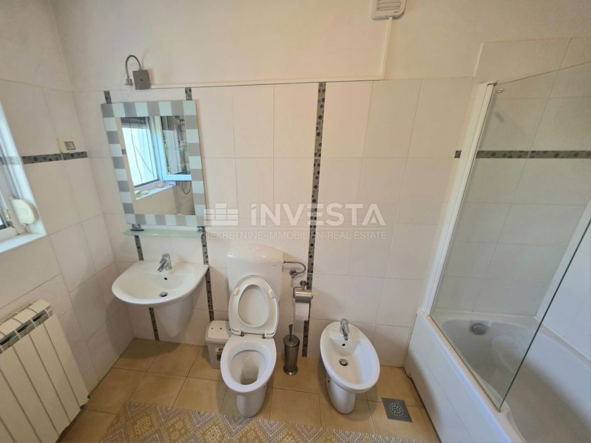 Appartamento al piano terra in un edificio più piccolo, vista mare, a 1 km dalla spiaggia