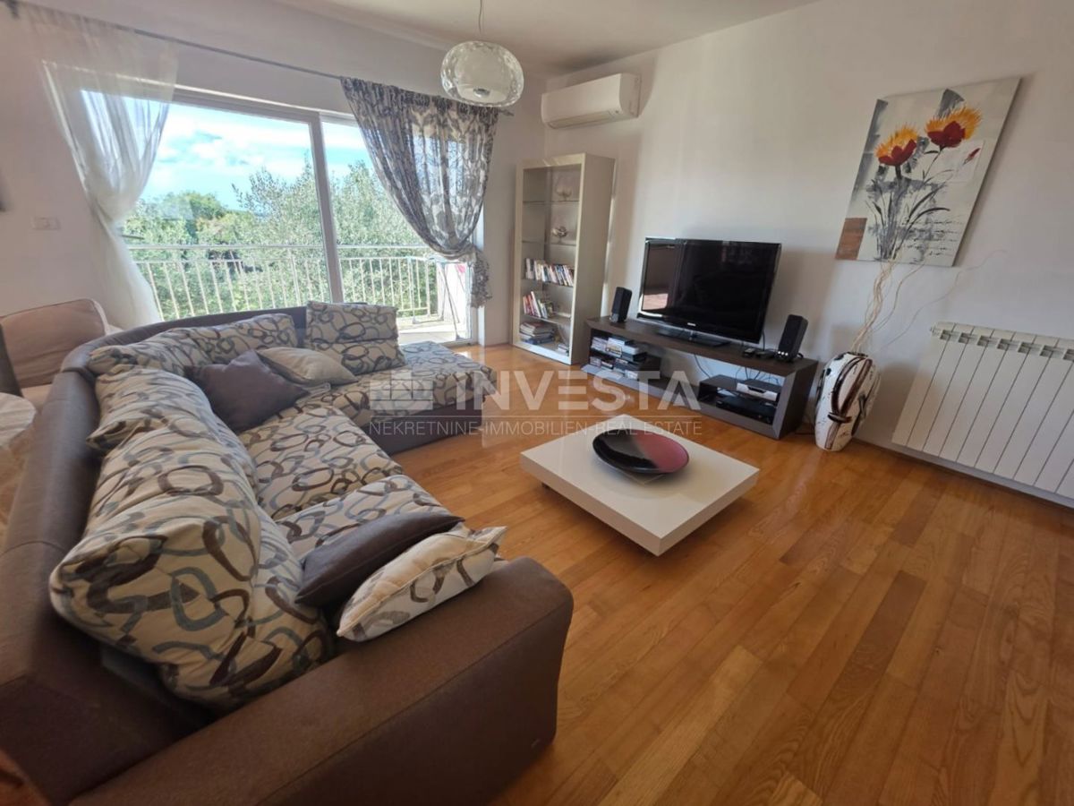 Appartamento al piano terra in un edificio più piccolo, vista mare, a 1 km dalla spiaggia