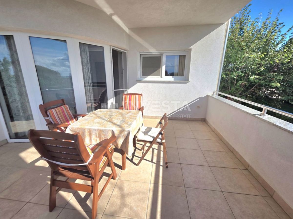 Appartamento al piano terra in un edificio più piccolo, vista mare, a 1 km dalla spiaggia