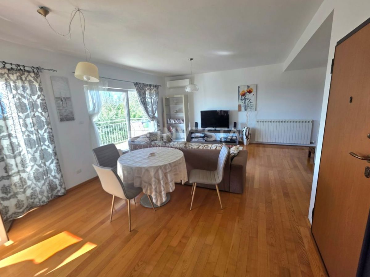 Appartamento al piano terra in un edificio più piccolo, vista mare, a 1 km dalla spiaggia