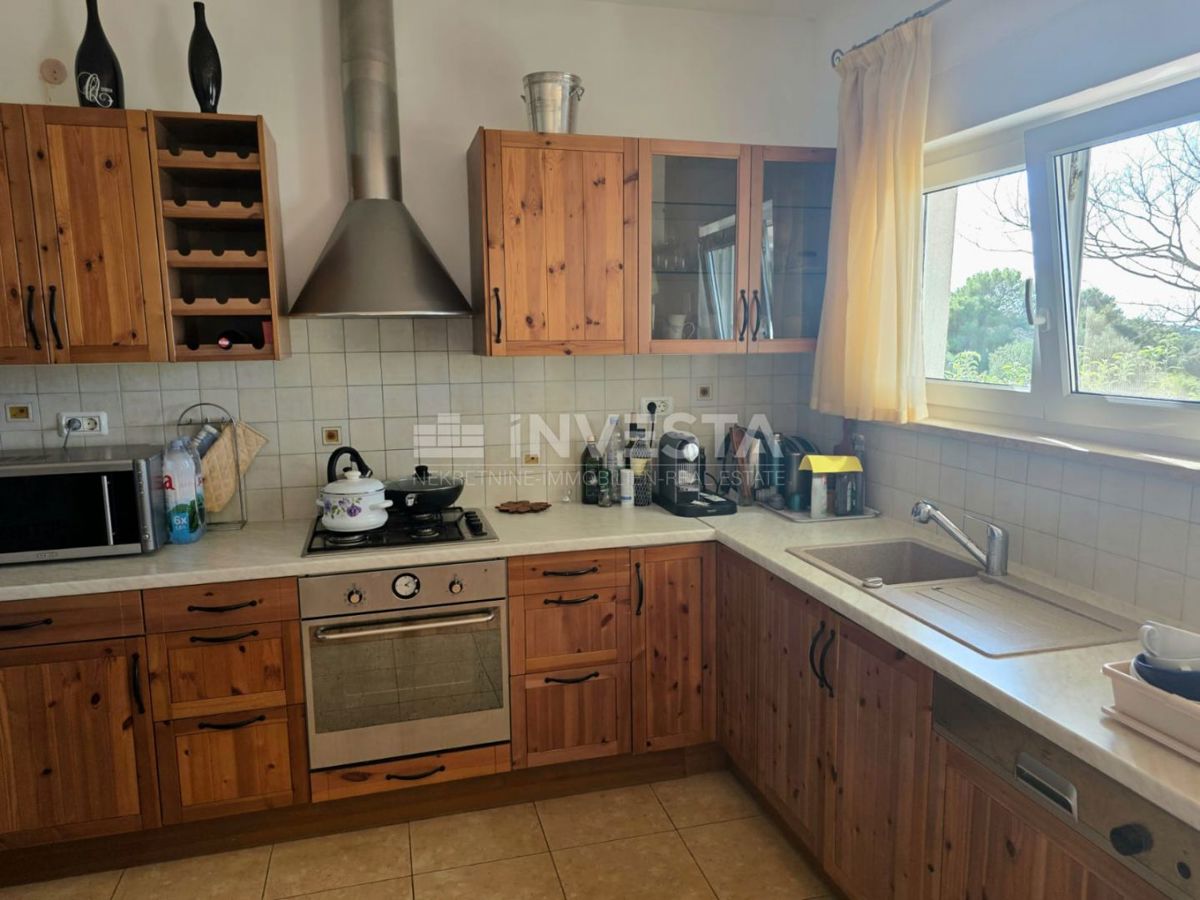 Appartamento al piano terra in un edificio più piccolo, vista mare, a 1 km dalla spiaggia