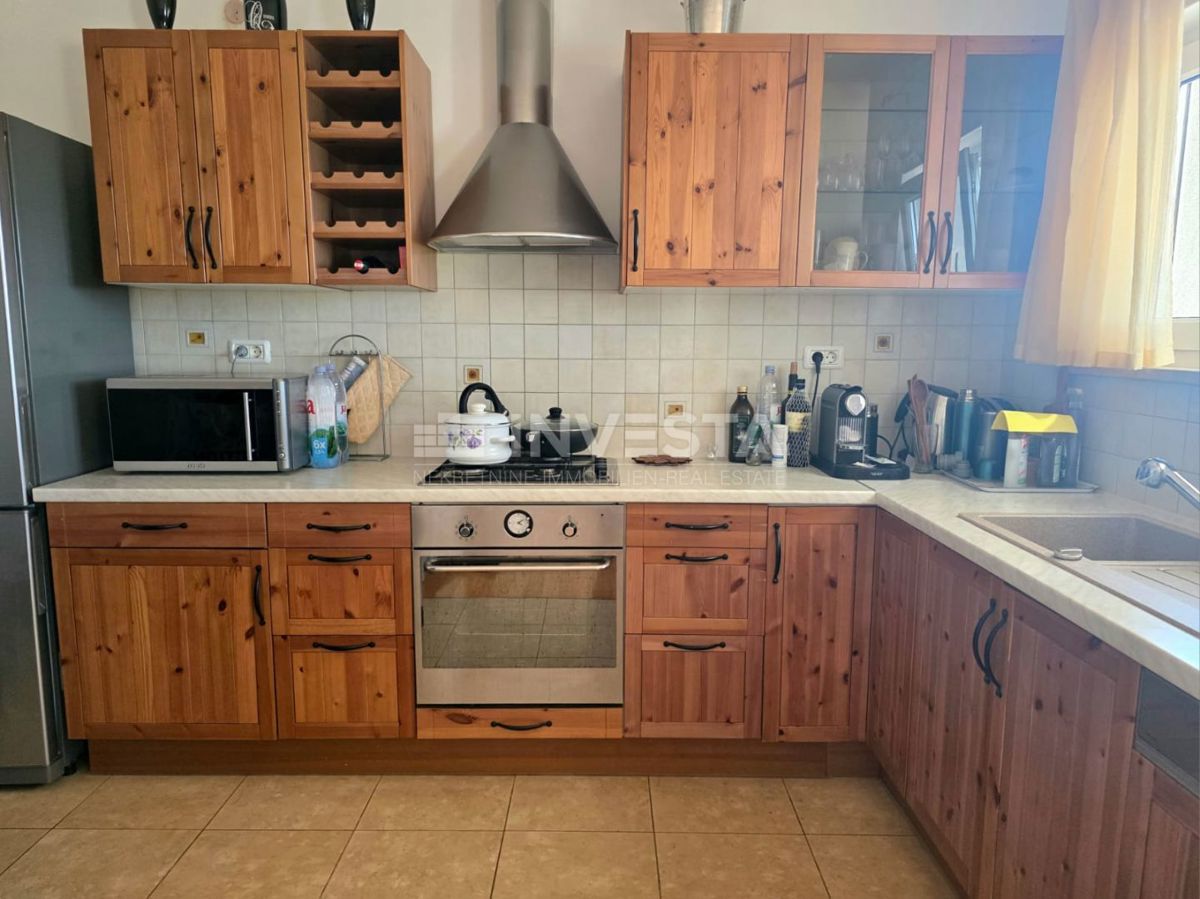 Appartamento al piano terra in un edificio più piccolo, vista mare, a 1 km dalla spiaggia