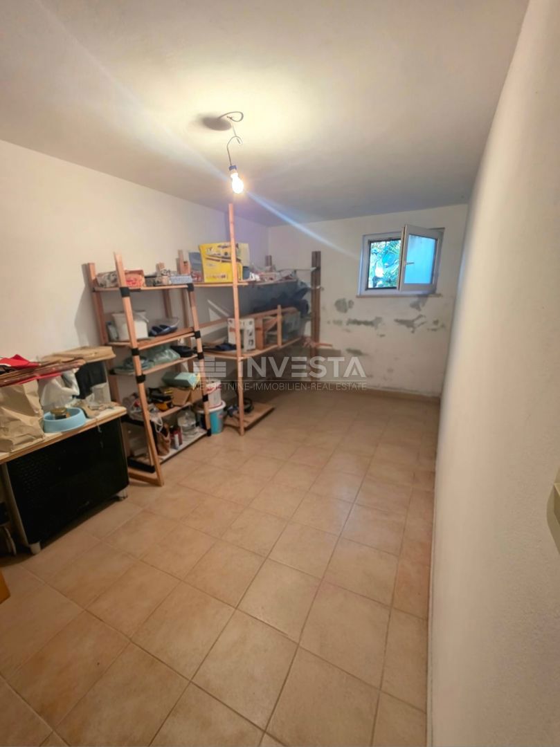 Appartamento al piano terra in un edificio più piccolo, vista mare, a 1 km dalla spiaggia