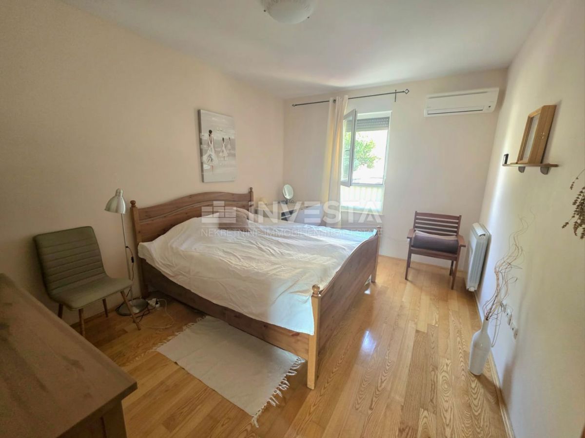 Appartamento al piano terra in un edificio più piccolo, vista mare, a 1 km dalla spiaggia