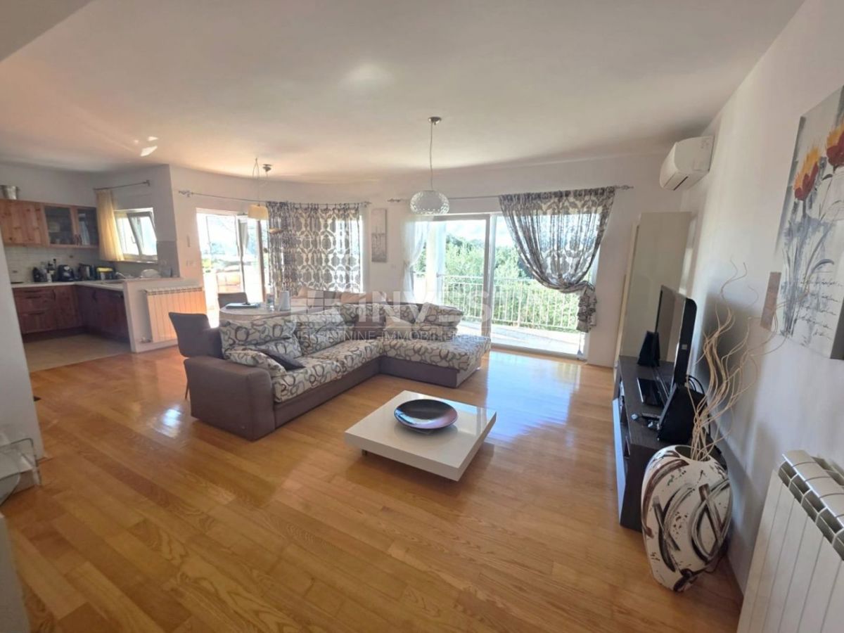 Appartamento al piano terra in un edificio più piccolo, vista mare, a 1 km dalla spiaggia