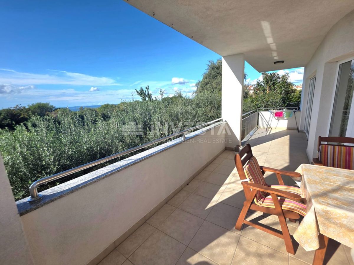 Appartamento al piano terra in un edificio più piccolo, vista mare, a 1 km dalla spiaggia