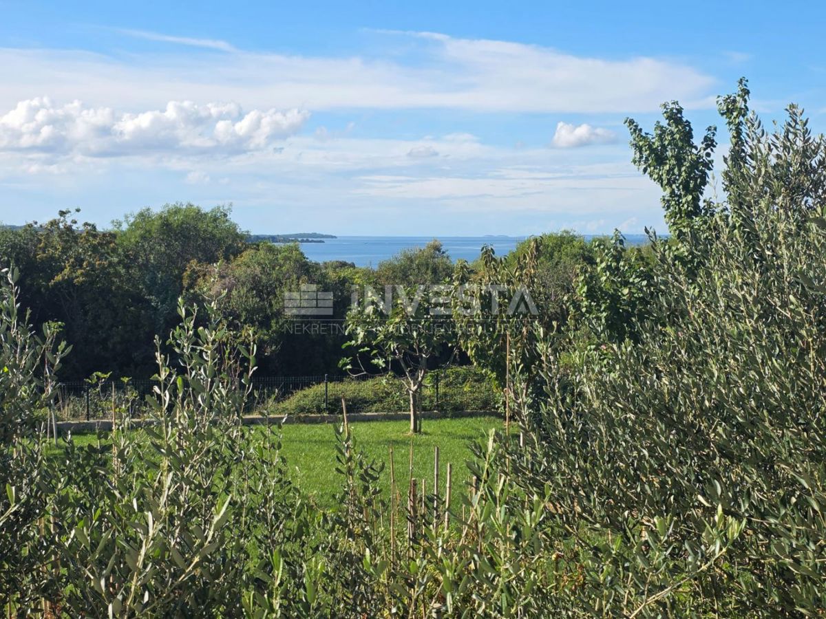 Appartamento al piano terra in un edificio più piccolo, vista mare, a 1 km dalla spiaggia