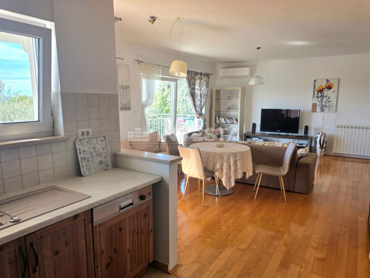 Appartamento al piano terra in un edificio più piccolo, vista mare, a 1 km dalla spiaggia