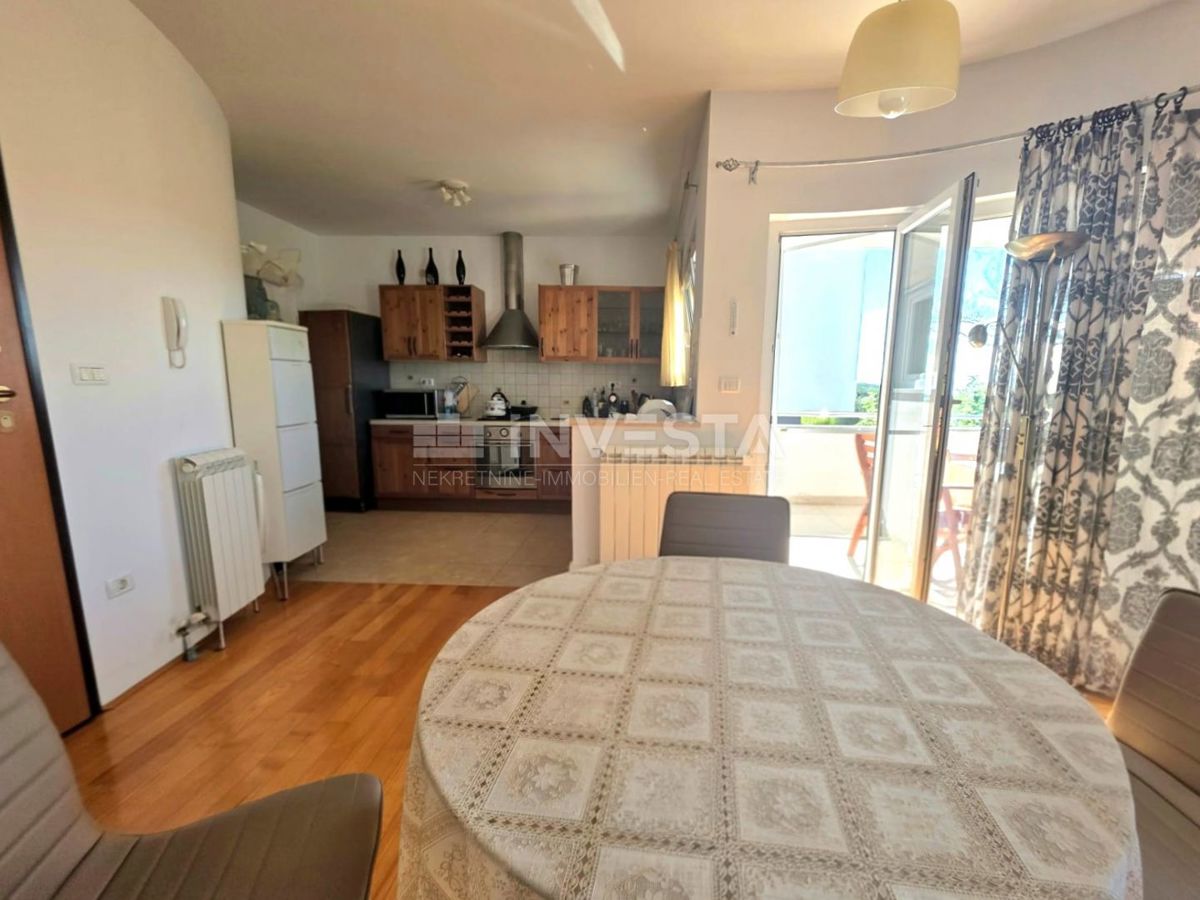 Appartamento al piano terra in un edificio più piccolo, vista mare, a 1 km dalla spiaggia