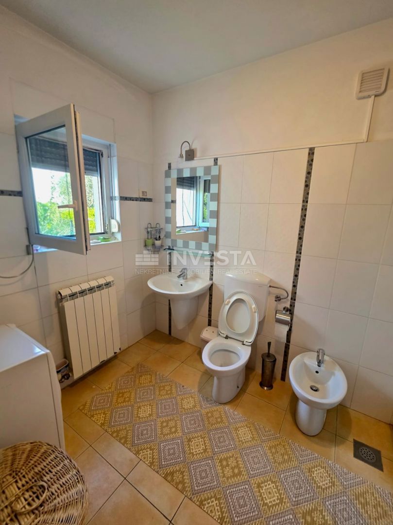 Appartamento al piano terra in un edificio più piccolo, vista mare, a 1 km dalla spiaggia