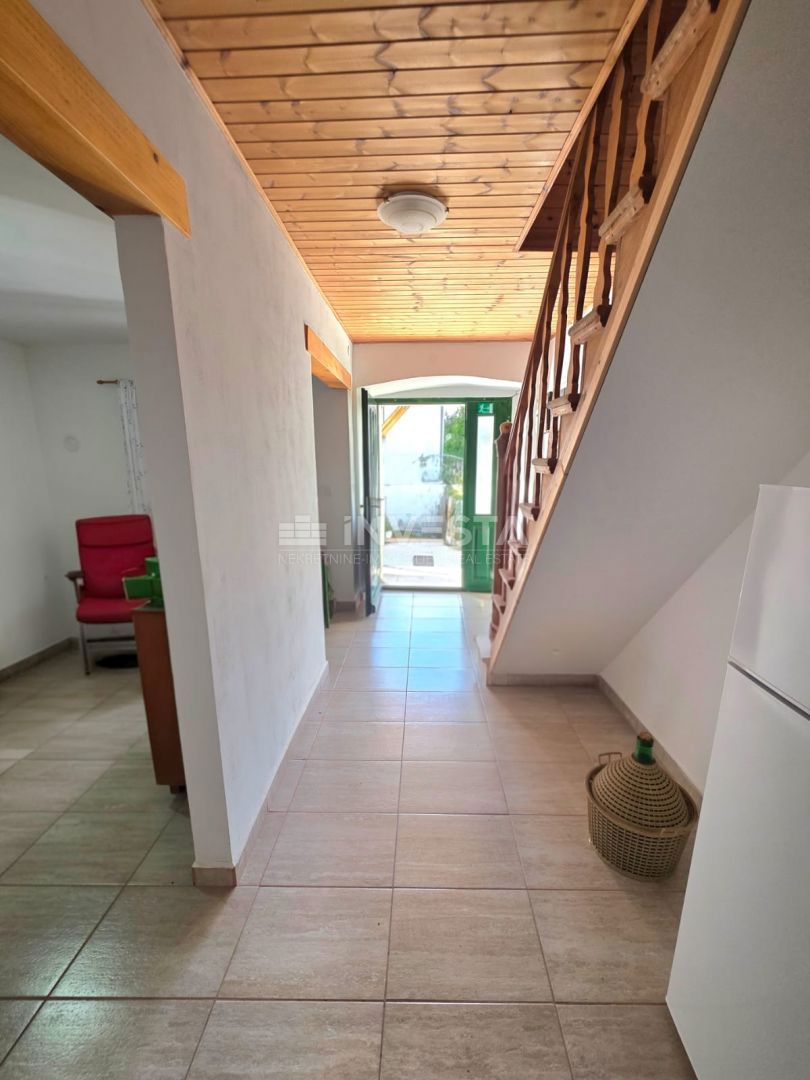 Casa a schiera ristrutturata con 3 camere da letto e cortile