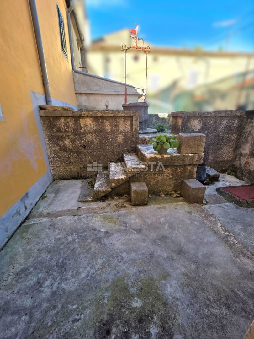 Casa a schiera ristrutturata con 3 camere da letto e cortile