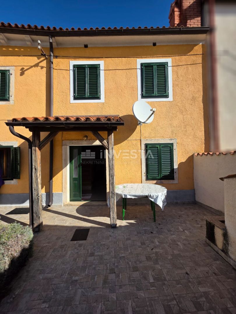 Casa a schiera ristrutturata con 3 camere da letto e cortile