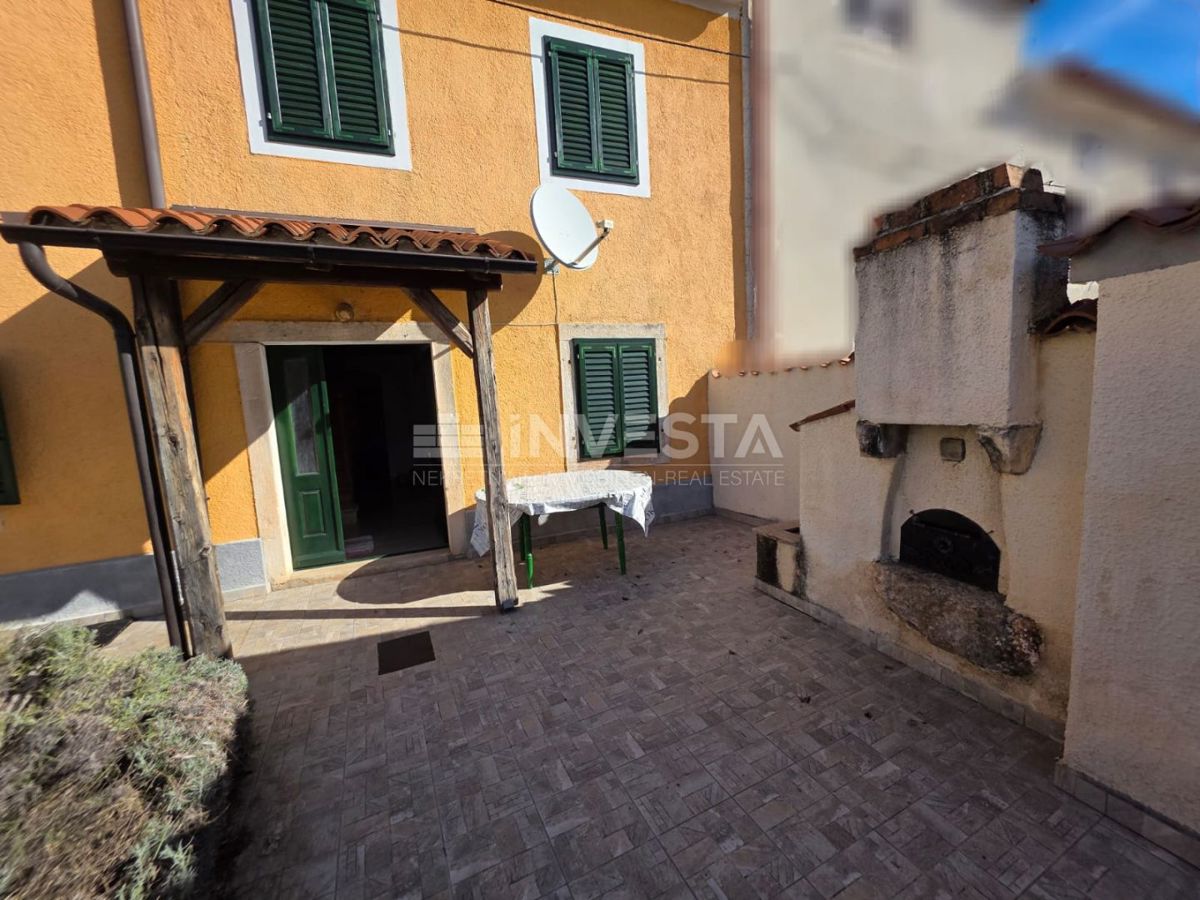 Casa a schiera ristrutturata con 3 camere da letto e cortile